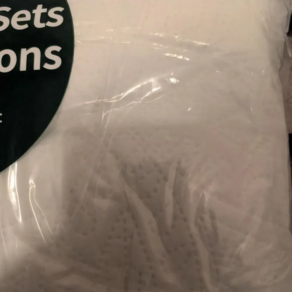 White Pajeo twin size 3pc  microfiber bedspread set